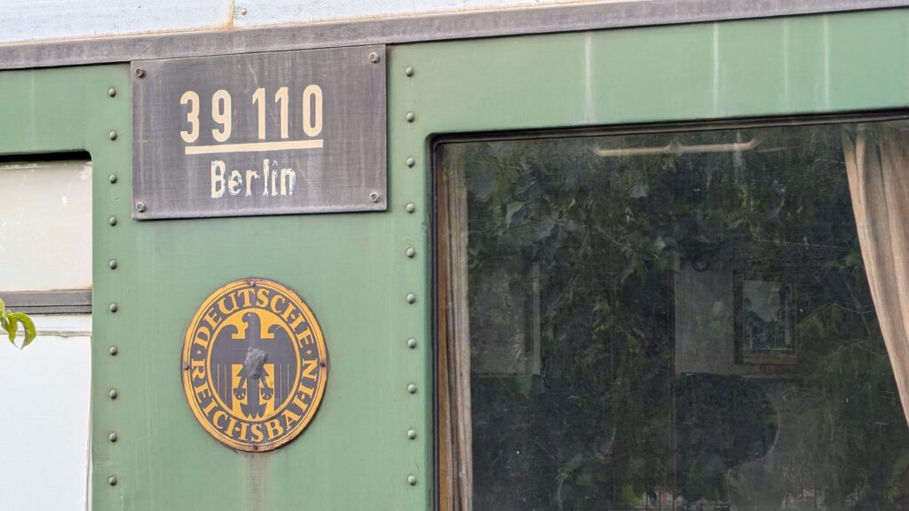 Detail eines historischen Reichsbahn-Wagens im Bahnbetriebswerk Schöneweide
