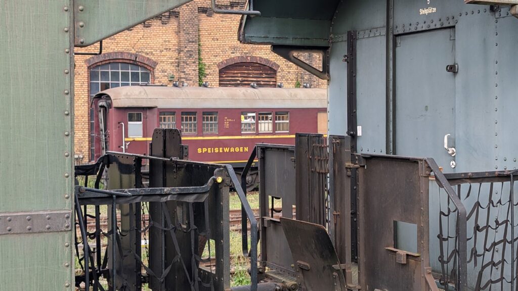 Speisewagen zwischen historischen Wagen im Bahnbetriebswerk Schöneweide