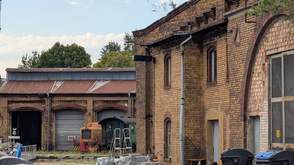 Backstein-Werkstattgebäude und Lok im Bahnbetriebswerk Schöneweide