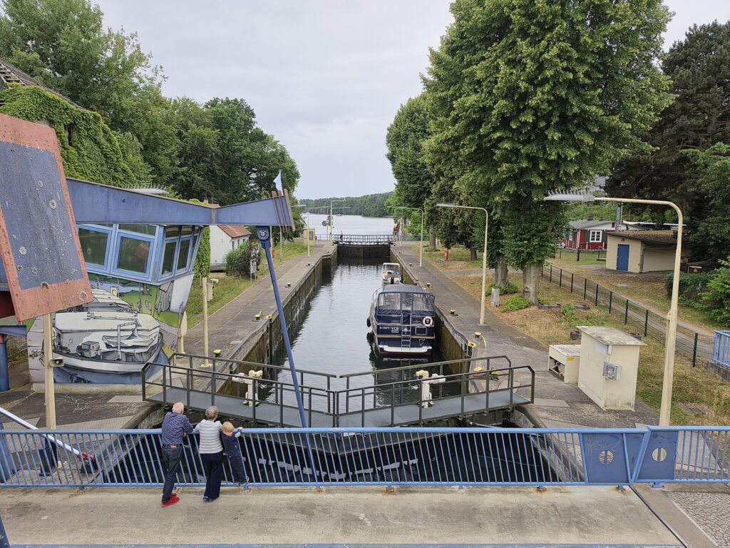Boote in der Woltersdorfer Schleuse im Juli 2026