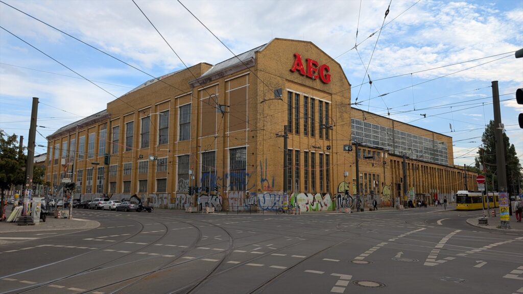 Gelbe Backsteinfassade der AEG-TRO-Großmontagehalle an der Wilhelminenhofstraße