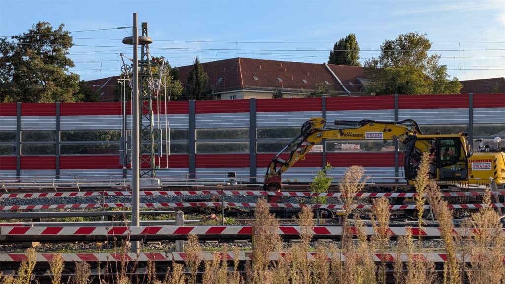 Bagger und Gleisanlagen an der Ausbaustrecke Berlin–Frankfurt (Oder) nahe Hirschgarten