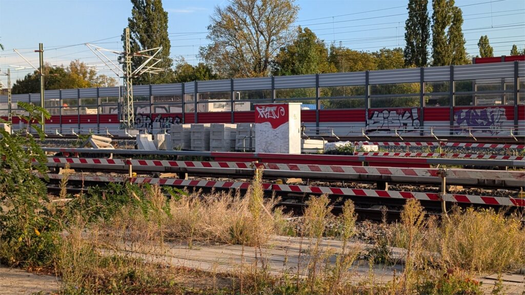 Baumaterial und Gleise an der Ausbaustrecke Berlin–Frankfurt (Oder) nahe Hirschgarten