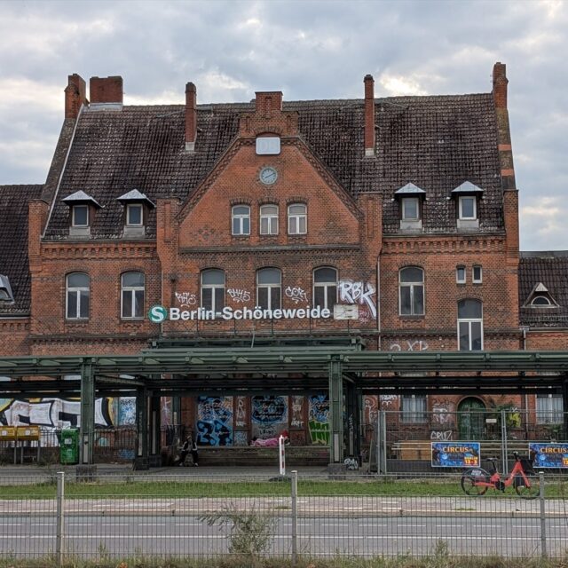 Denkmalgeschütztes Backstein-Empfangsgebäude des S-Bahnhofs Schöneweide