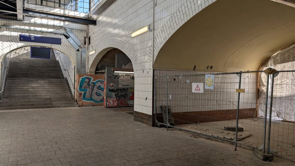 Geflieste Bahnhofshalle des S-Bahnhofs Köpenick mit abgesperrtem Baustellenbereich im September 2026