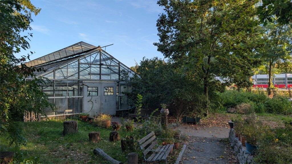 Gewächshaus und Gartenbereich der Gärtnerei Hirschgarten