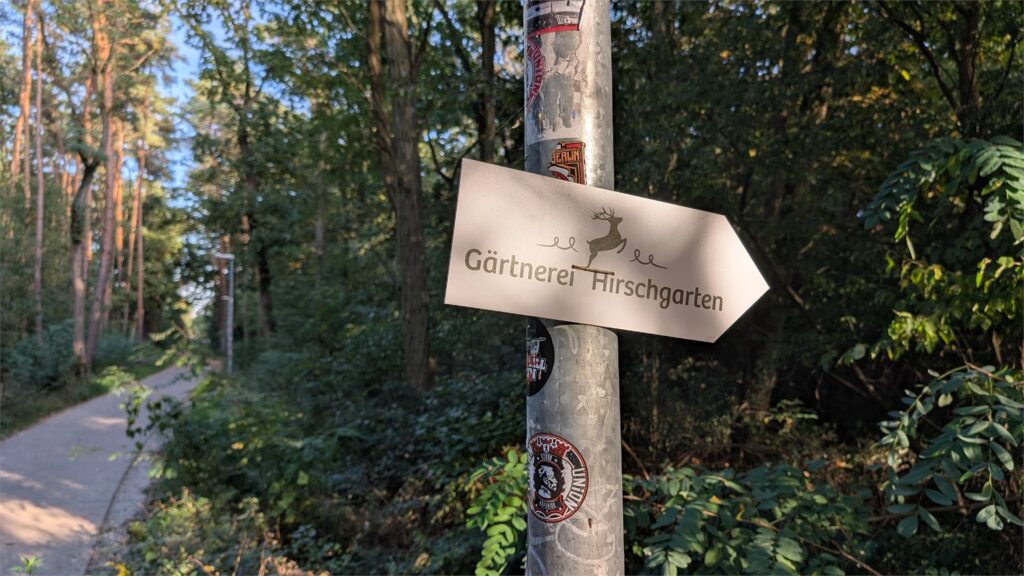 Wegweiser zur Gärtnerei Hirschgarten am Waldweg
