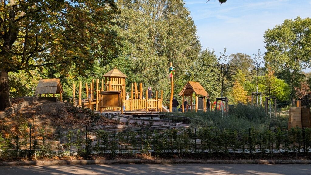 Große hölzerne Spielanlage im Volkspark Wuhlheide nahe dem FEZ-Berlin