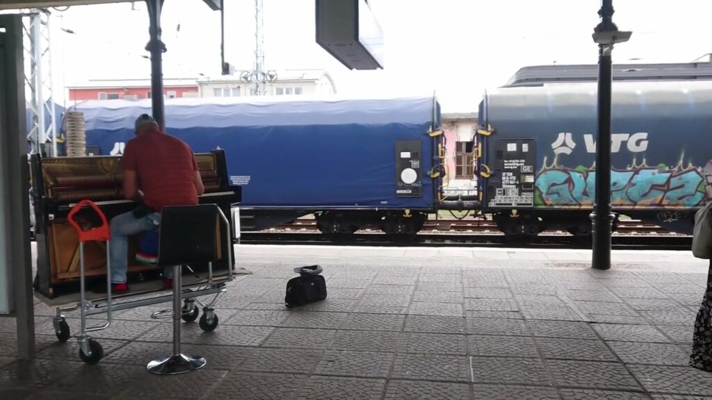 Klavierspiel auf dem Bahnsteig am Bahnhof Köpenick