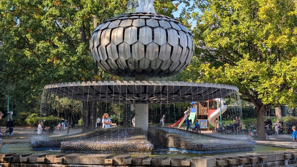 Kugelbrunnen auf dem Außengelände des FEZ-Berlin