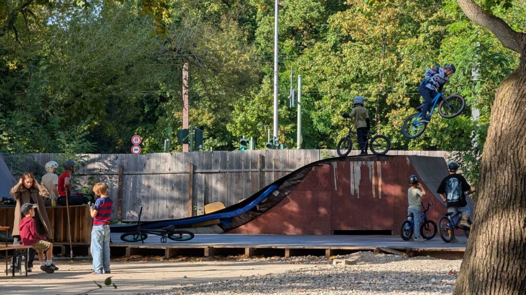 Überdachte BMX-Anlage mit mehreren Fahrern im Mellowpark Köpenick