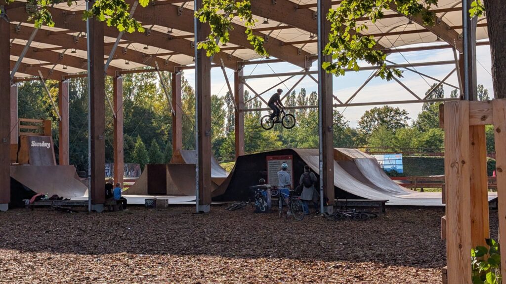 BMX-Fahrer auf den überdachten Rampen im Mellowpark Köpenick