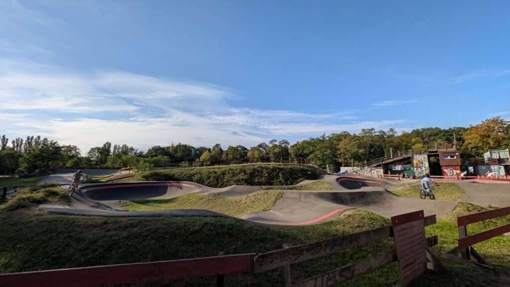 Weitläufiger Pumptrack im Mellowpark Köpenick