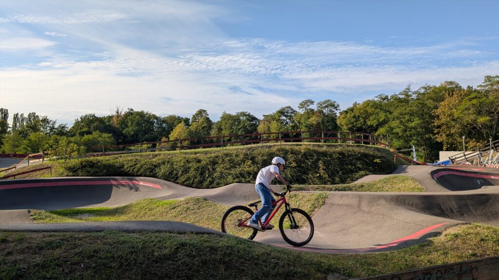 Radfahrer auf dem Pumptrack im Mellowpark Köpenick