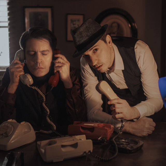 Sebastian Zett und Daniel Lindenblatt zwischen historischen Telefonen