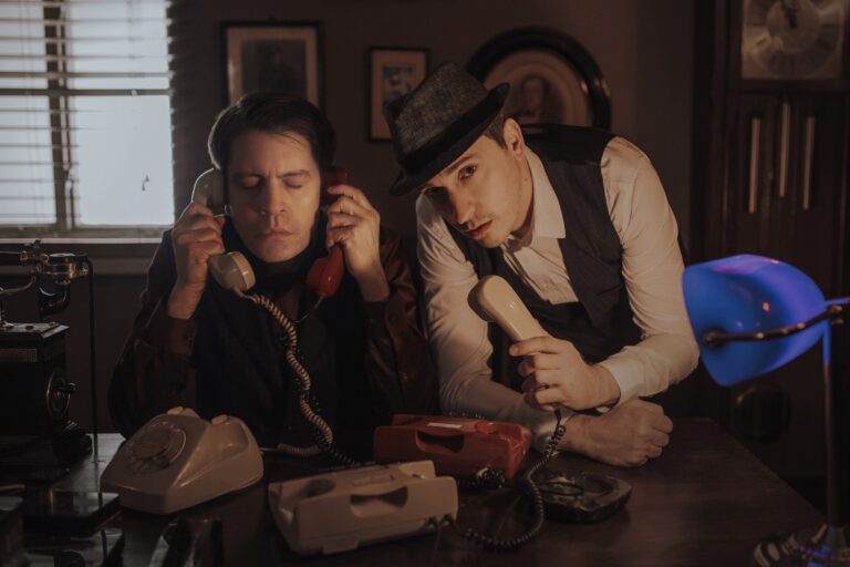 Sebastian Zett und Daniel Lindenblatt zwischen historischen Telefonen