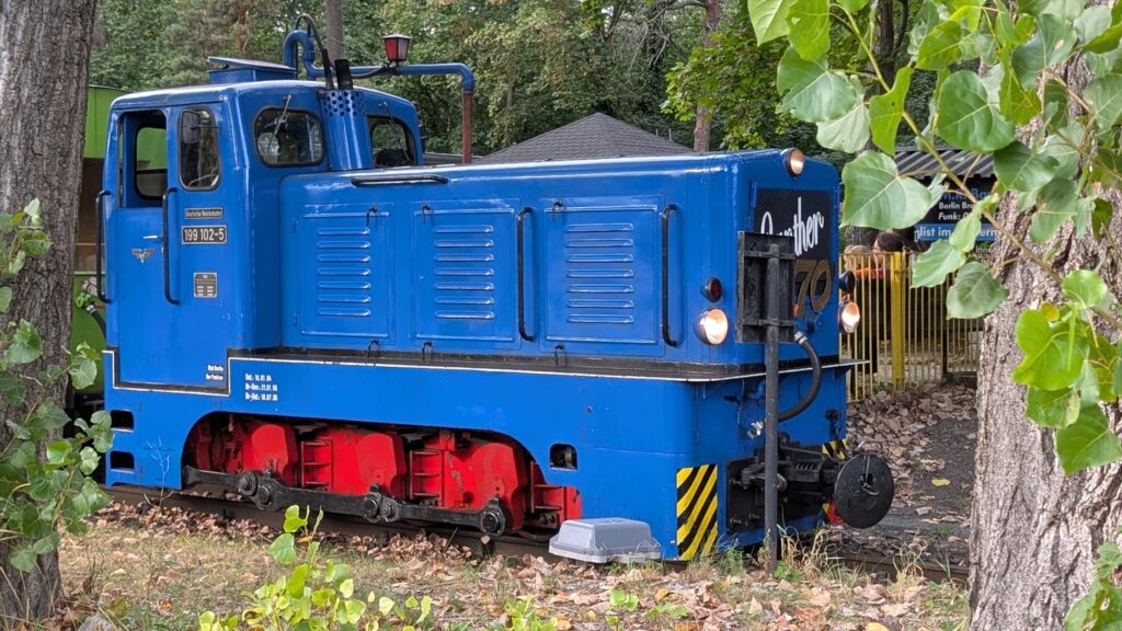 Blaue Diesellok Gunther 199 102-5 der Parkeisenbahn Wuhlheide
