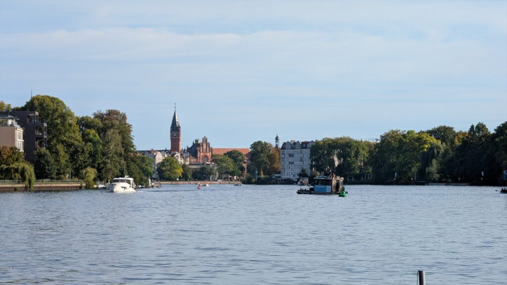Blick vom Ufer am Mellowpark über die Spree Richtung Spindlersfeld