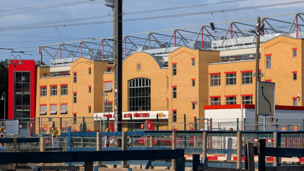 Stadion An der Alten Försterei nahe der Baustelle der Pyramidenbrücke