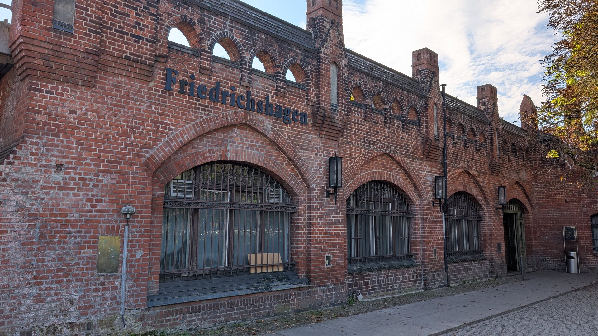 Historische Backsteinfassade mit Schriftzug Friedrichshagen am S-Bahnhof