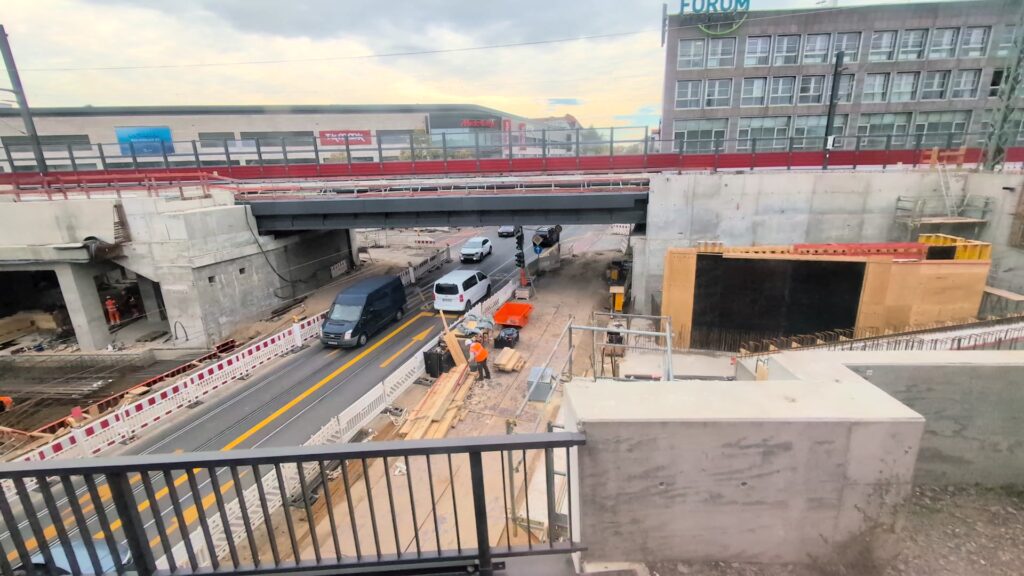 Betonbauwerke und Baustelle des neuen westlichen Bahnsteigzugangs am Bahnhof Köpenick, aus der S-Bahn gesehen