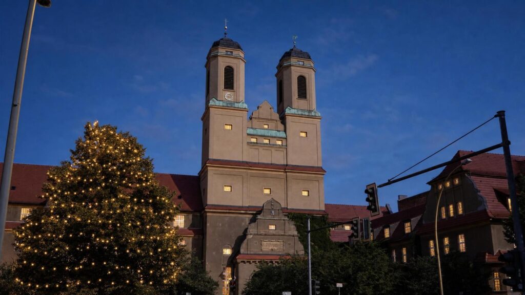 KI-Illustration: Kirche zum Vaterhaus in Baumschulenweg mit warmem Fensterlicht und einem beleuchteten Baum
