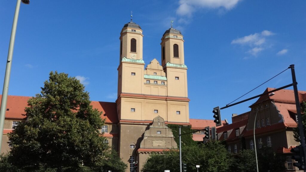 Die beiden Türme der Kirche zum Vaterhaus an der Baumschulenstraße
