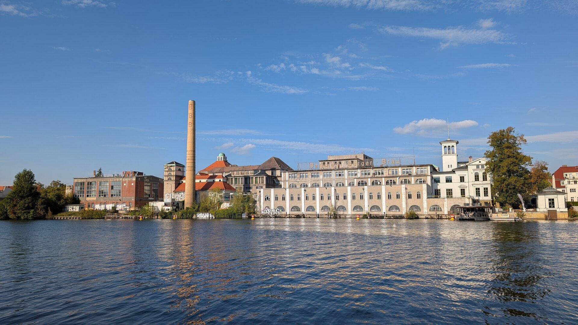 Historisches Gebäude der ehemaligen Berliner Bürgerbräu über die Müggelspree gesehen