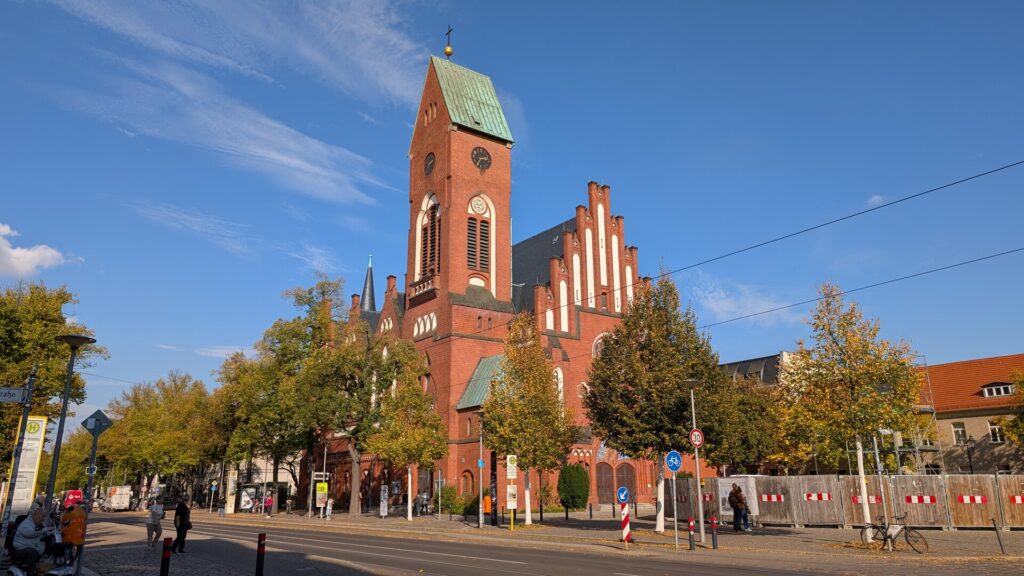 Rote Backsteinkirche der Christophoruskirche an der Bölschestraße