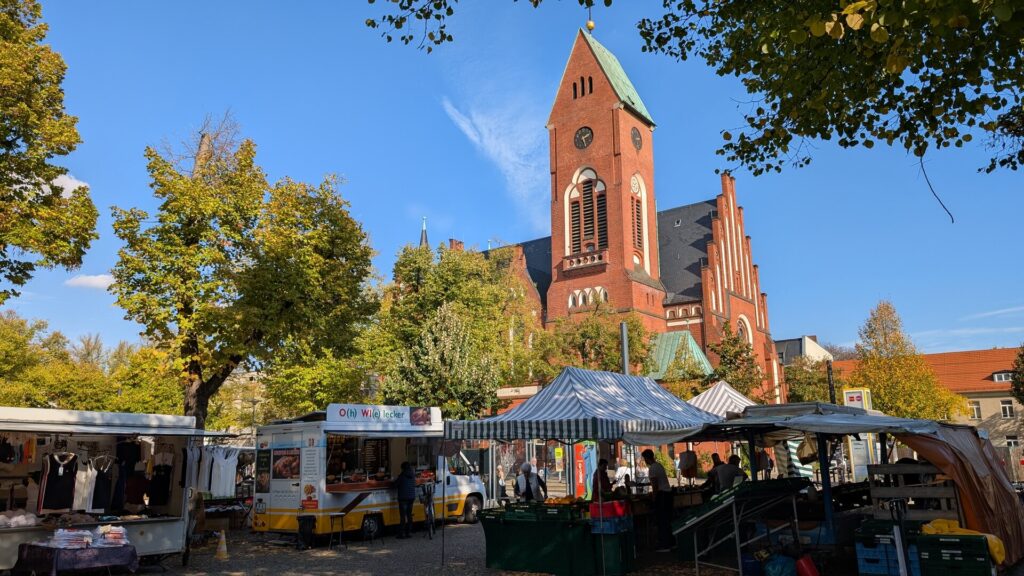 Christophoruskirche Friedrichshagen hinter den Marktständen am Marktplatz