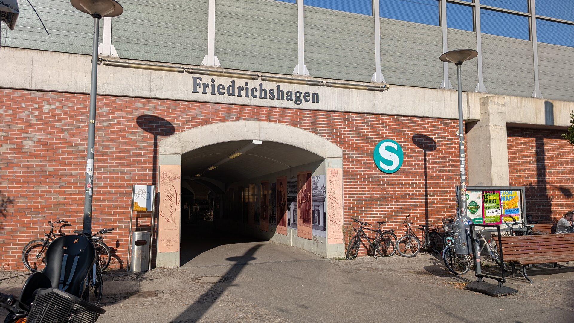 Eingang zum S-Bahnhof Friedrichshagen mit Stationsschriftzug