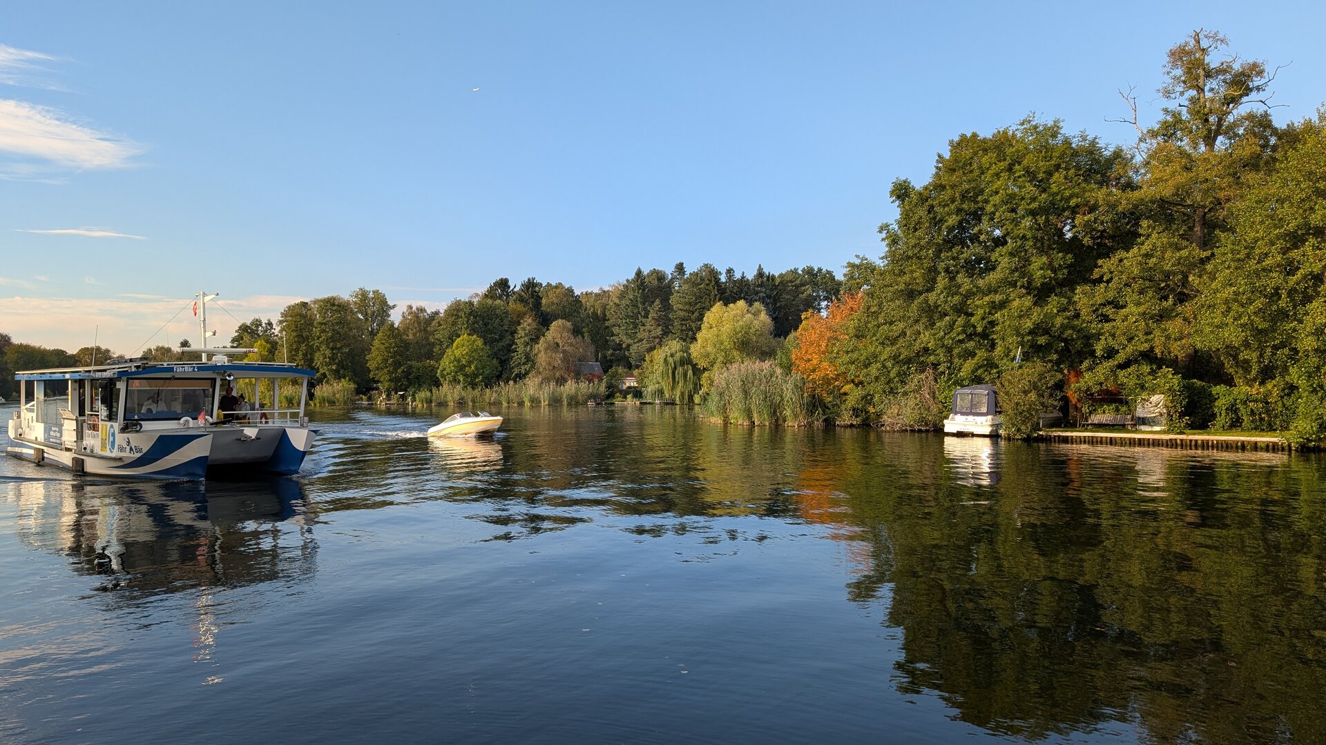 Fähre und Sportboot auf der Müggelspree bei Neu-Helgoland