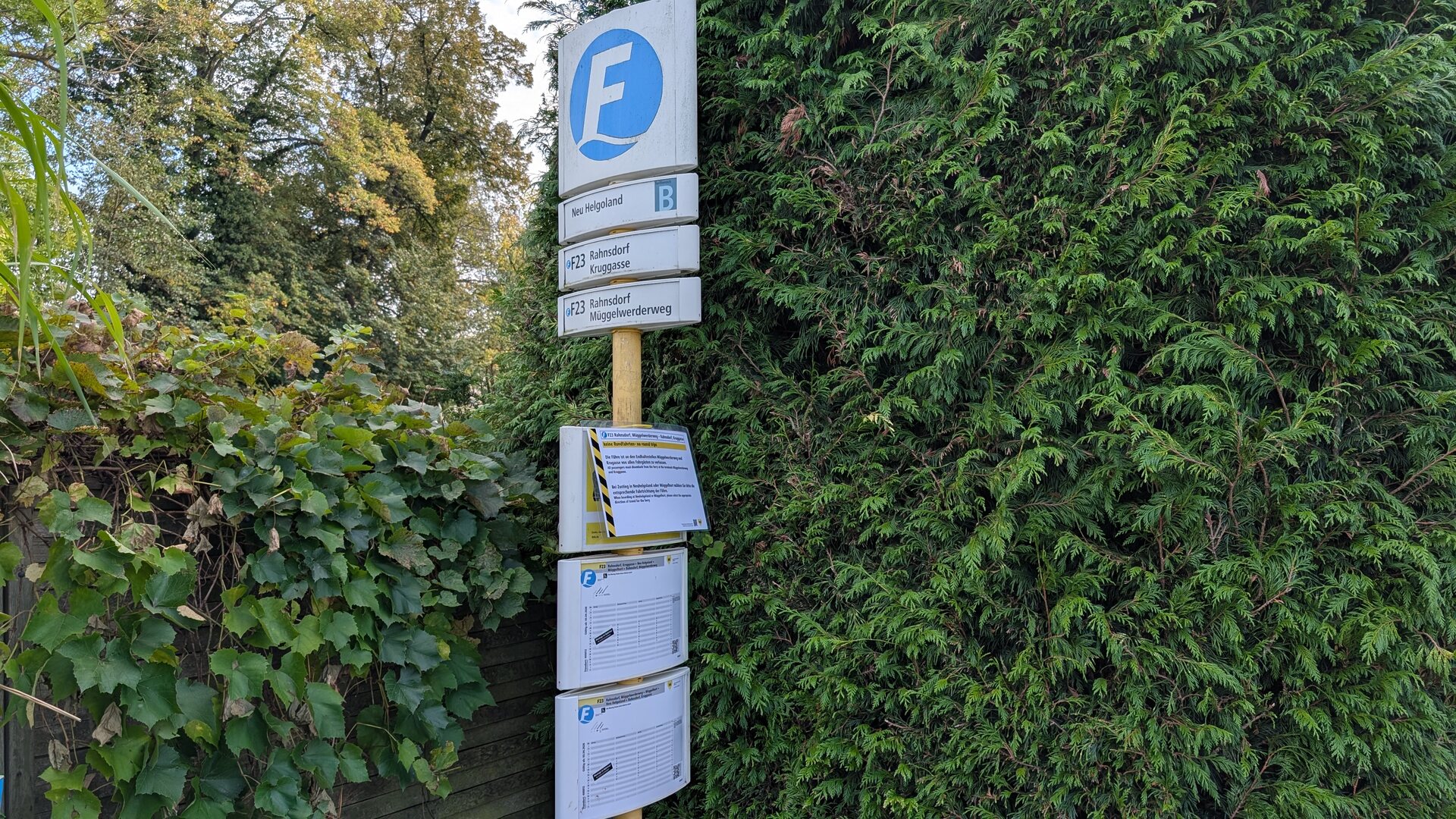 Haltestellenschild an der Fährstelle Neu-Helgoland