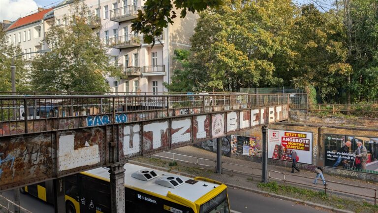 Alte Gleisanlagen der ehemaligen Görlitzer Bahn über der Elsenstraße in Alt-Treptow