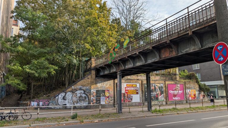 Alte Gleisanlagen der ehemaligen Görlitzer Bahn über der Elsenstraße in Alt-Treptow