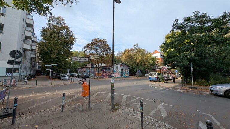 Blick auf die Kreuzung Bouchéstraße Ecke Kiefholzstraße in Alt-Treptow