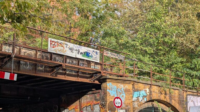 Gleisbrücke an der Kiefholzstraße Ecke Lohmühlenstraße