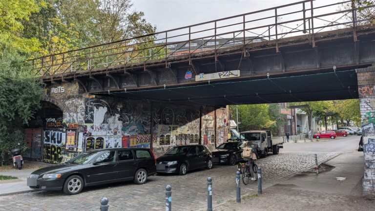 Gleisbrücke an der Kiefholzstraße Ecke Lohmühlenstraße
