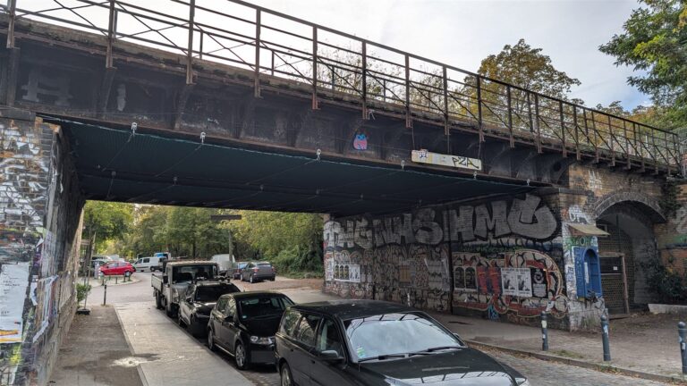 Gleisbrücke an der Kiefholzstraße Ecke Lohmühlenstraße