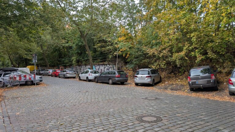 Kiefholzstraße, Blickrichtung Kreuzberg, rechts der alte Bahndamm zum Görlitzer Bahnhof