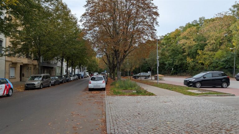 Kiefholzstraße, Blickrichtung Kreuzberg, rechts sind die zugewachsenen Gleistrassen zu erahnen