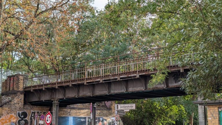 Alte Stahlbrücke der Görlitzer Bahn über der Bouchéstraße