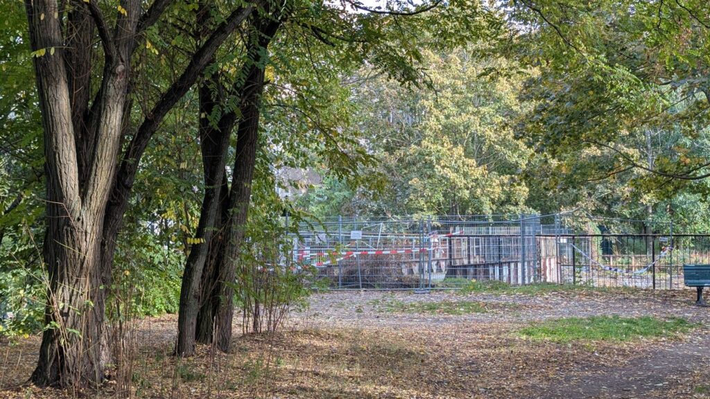 Absperrung an der alten Görlitzer Bahntrasse bei der Elsenstraße