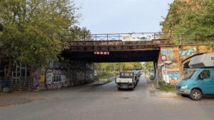 Alte Stahlbrücke der Görlitzer Bahn an der Kiefholzstraße Ecke Lohmühlenstraße in Alt-Treptow