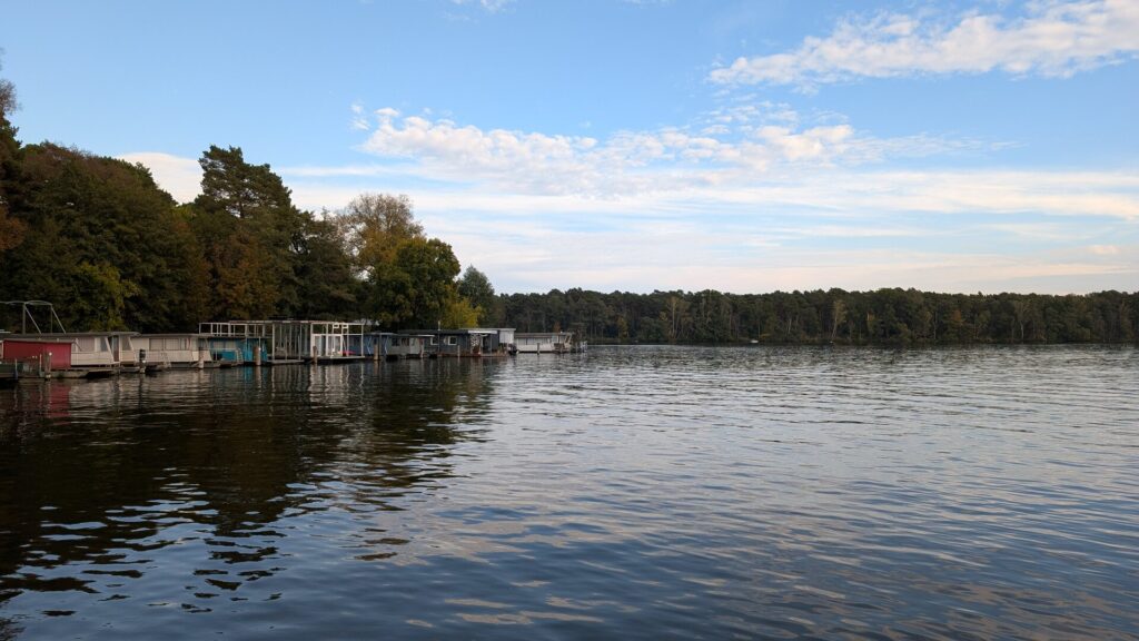 Hausboote und Wald am ruhigen Ufer der Großen Krampe