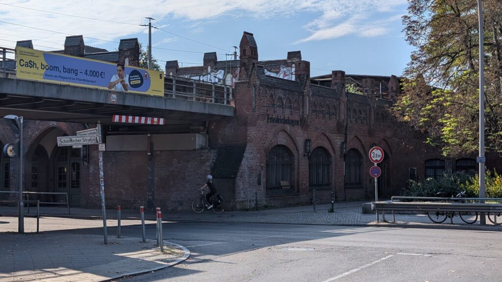 Historisches Backsteingebäude des Bahnhofs Friedrichshagen an der Schöneicher Straße