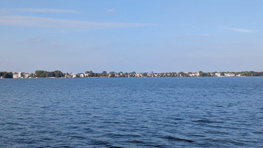 Weiter Blick über den Müggelsee zum nördlichen Ufer