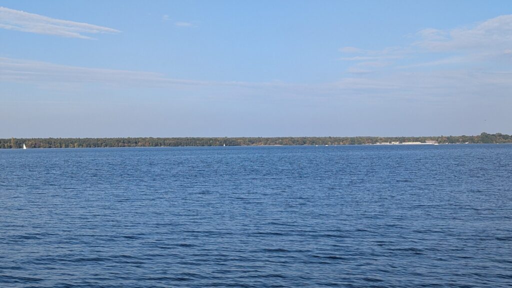 Weite Wasserfläche des Müggelsees mit Blick zum nördlichen Ufer