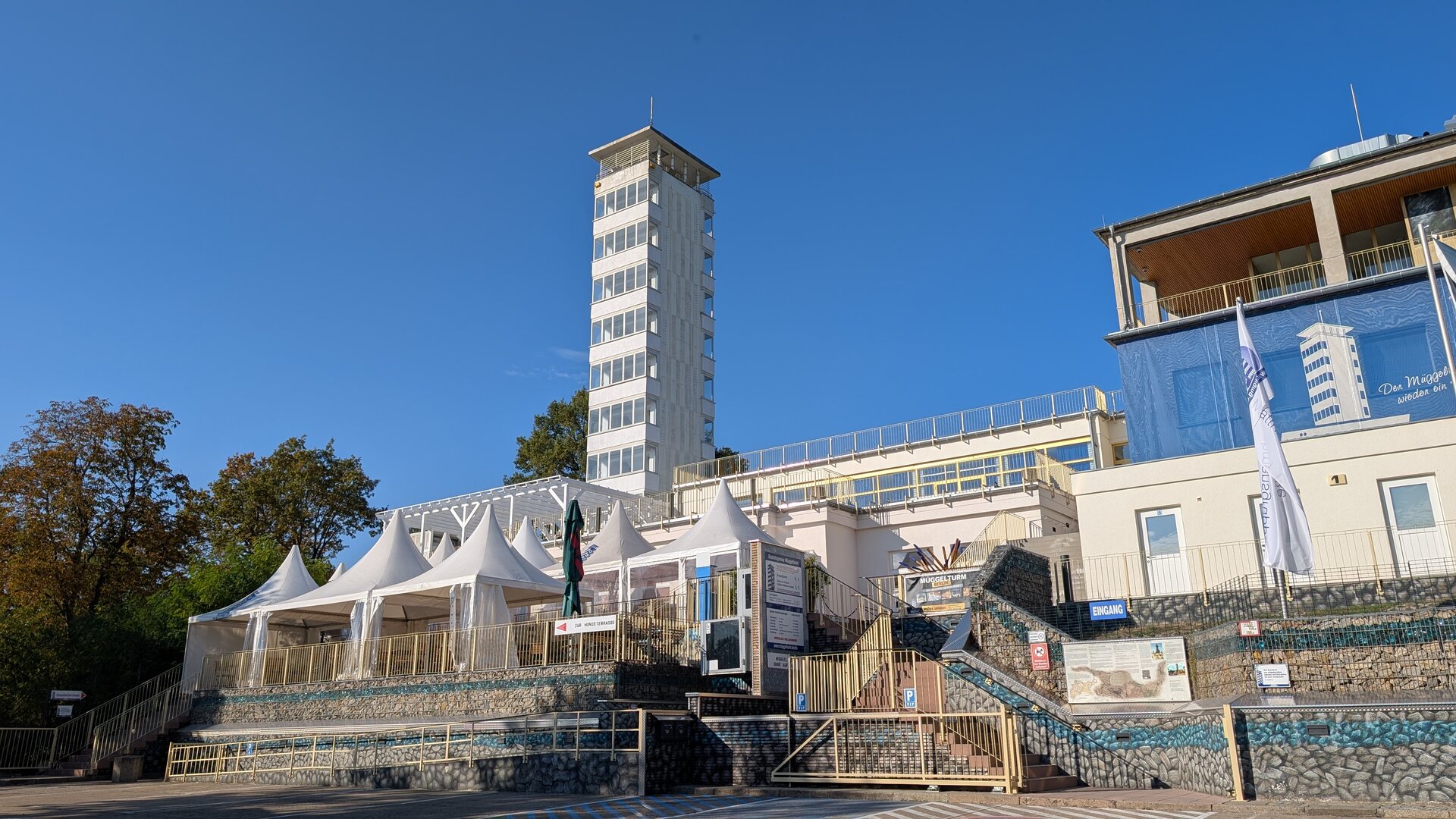 Müggelturm mit Aussichtsplattform und Terrassenanlage unter blauem Himmel