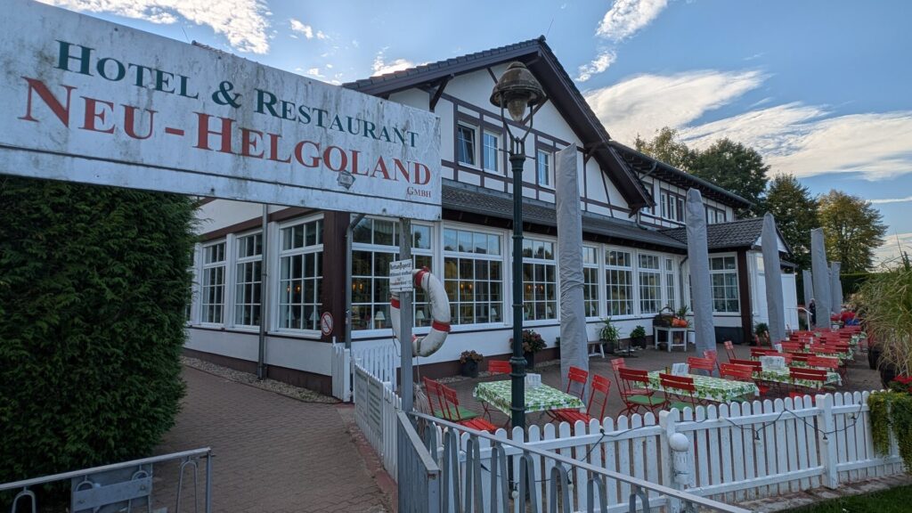 Hotel und Restaurant Neu-Helgoland mit Terrasse am Wasser
